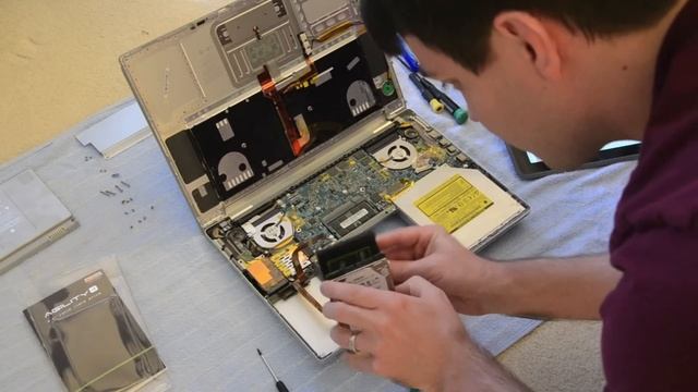 MacBook Pro (Core 2 Duo) Hard Drive Replacement смотреть онлайн