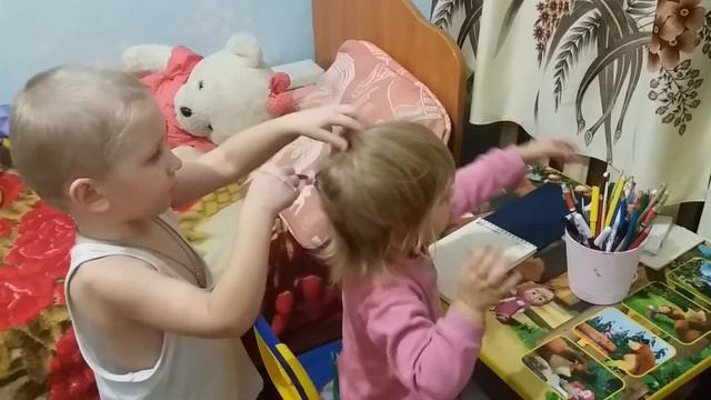 Брат заплетает сестрёнку смотреть онлайн