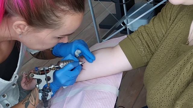 Перекрытие старой татуировки. Процесс. смотреть онлайн