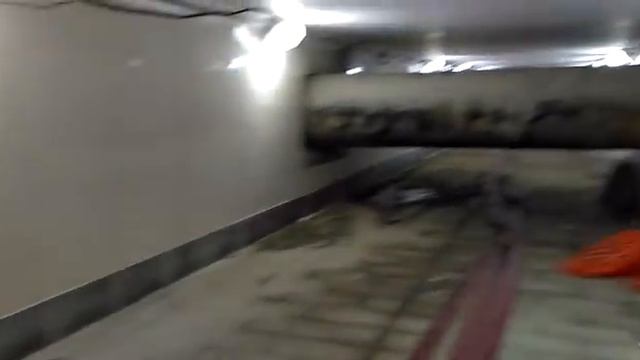 Водопроводная труба в переходе на шоссе Энтузиастов смотреть онлайн