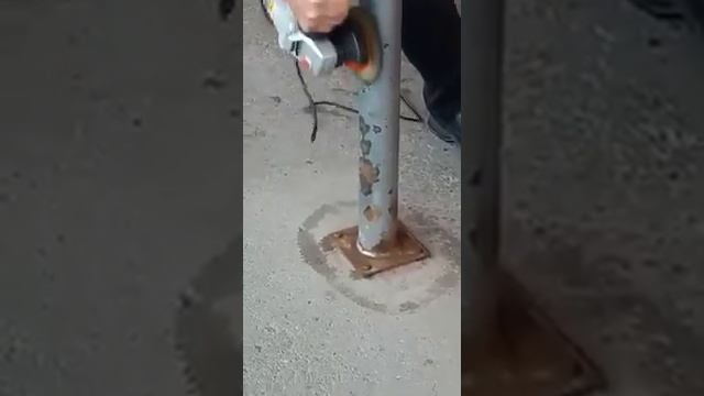 Служба эксплуатации установила антипарковочные столбики у секции 3 ЖК _Да Винчи смотреть онлайн