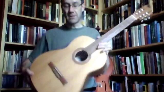 How to hold a classical guitar in a good posture using a simple strap or sling смотреть онлайн