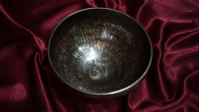 Ом18.4см-198ГцСоль. ПОЮЩАЯ ЧАША ДЛЯ МАССАЖА И МЕДИТАЦИИ - НЕПАЛ. КУПИТЬ ТИБЕТСКИЕ ПОЮЩИЕ ЧАШИ СПБ смотреть онлайн