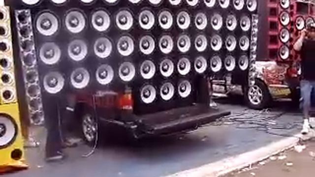 Очень громкая музыка