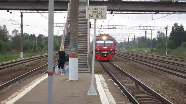 Экспресс ЭД4М-0434 обгоняет электричку ЭР2Р-7049 на станции Чисмена. смотреть онлайн