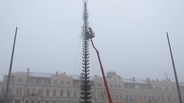 Новый год 2022 Как в Киеве на Софийской площади устанавливают главную елку смотреть онлайн