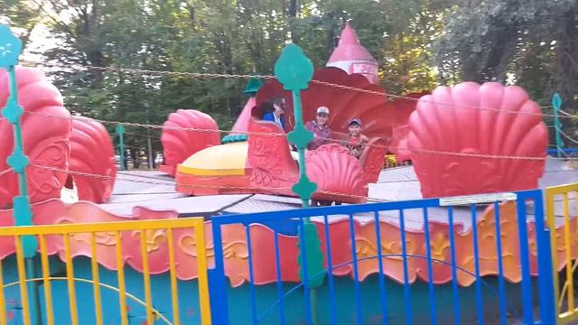 Дети катаются с мамой на карусели 🎠 смотреть онлайн