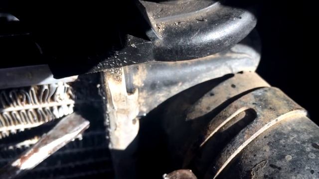 Как делать Ремонт радиатора охлаждения при помощи холодной сварки смотреть онлайн