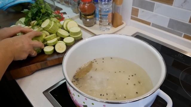 Зиму они точно не дождутся. КАБАЧКИ на зиму, как ОГУРЦЫ, цыганка готовит. смотреть онлайн