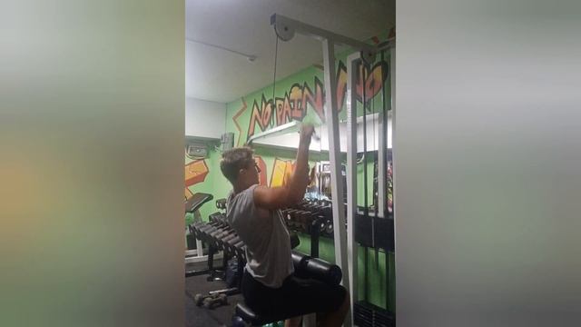 Качаю БИЦУХУ и СПИНУ ? / тренировка на бицепс и спину / упражнения для прокачки бицепсов и спины