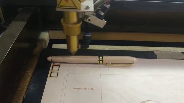 Лазерная гравировка на шариковой ручке. СО2 станок смотреть онлайн