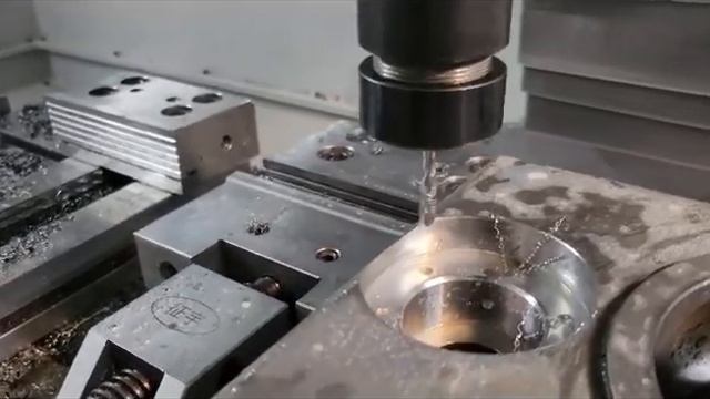 Можно бесконечно смотреть на то, как создаются детали на фрезерном станке смотреть онлайн
