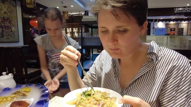 Ресторан в Харбине. Настоящая северо-восточная кухня с мясом и квасом -Жизнь в Китае #271 смотреть онлайн