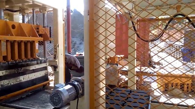 Автоматический вибропресс для тротуарной пликти|QGM QT6 блок машина в Руанде смотреть онлайн