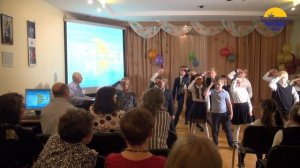 Песню "Бескозырка белая, в полоску воротник" исполняют ученики 2 класса