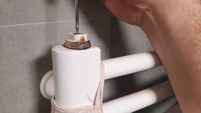 Как спустить воздух с полотенцесушителя.