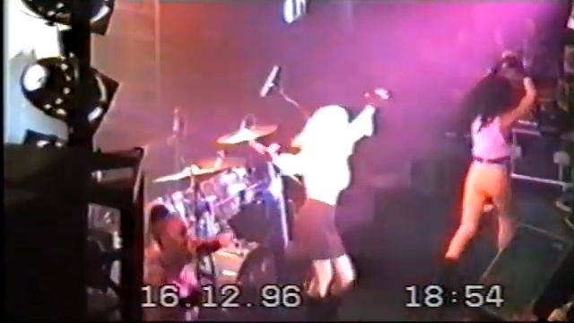 MC Erik & Barbara - It's Youre Day (live Wrigley Tour '96 Praha Lucerna) смотреть онлайн