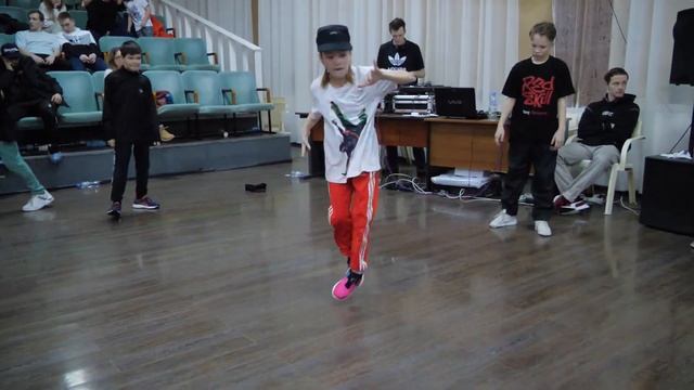kids pro bgirl ЕжеВика vs bboy RED vs Саморез - "ALL OPTION" break dance battle смотреть онлайн