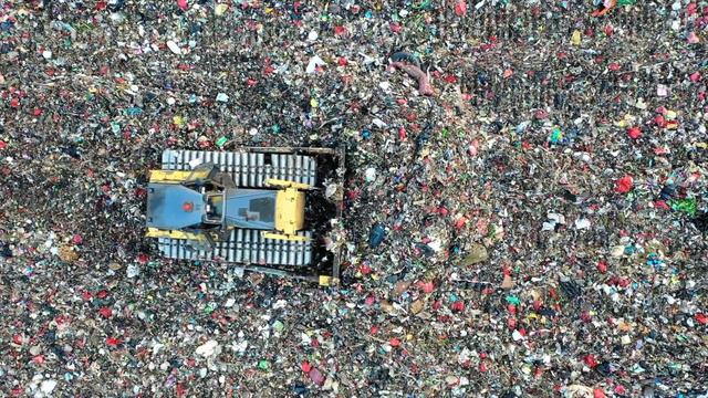 Что нужно знать о ТБО и сортировке мусора с помощью экскаваторов и бульдозеров Komatsu? смотреть онлайн