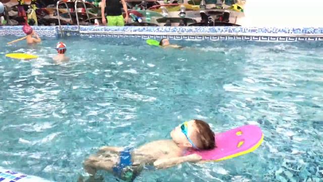 Даня плавает в бассейне со змеей/Boy is swimming in the pool and coach is throwing a snake смотреть онлайн