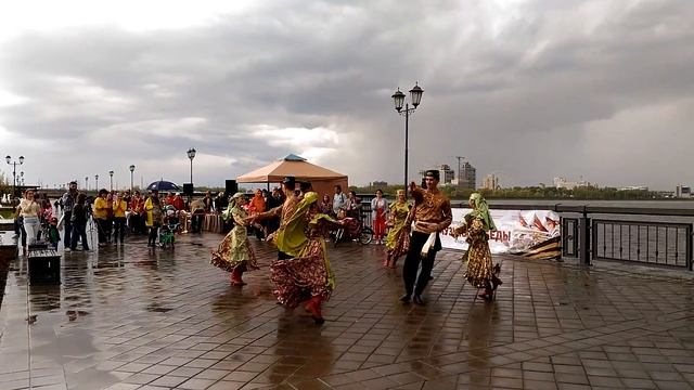 Казань.Кремлевская набережная."Музыка победы".Татарский танец. 8 мая 2016г смотреть онлайн