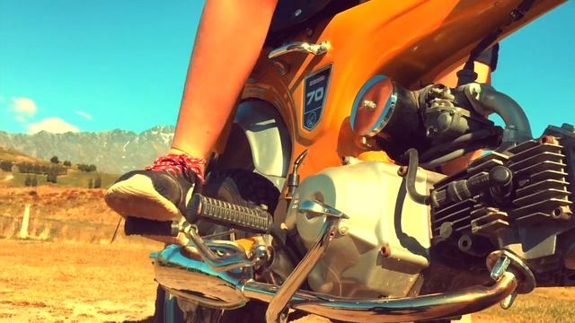 Downtown with Hazel & Chelsea Honda ST70 смотреть онлайн