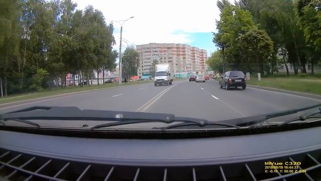 Маршрутка лезет на встречку, Чебоксары, 19 июня смотреть онлайн