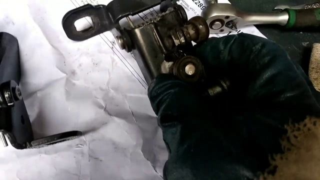Замена среднего ролика сдвижной двери Форд Транзит 2.4. смотреть онлайн