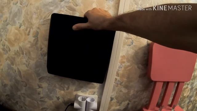 Sony Playstation 4 Slim на стене.