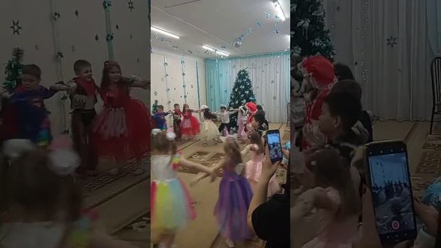 Новогодний танец (дет.сад Аленький цветочек г. Абакан) смотреть онлайн