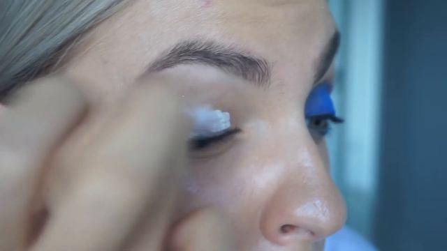 ЛЁГКИЙ ЯРКИЙ МАКИЯЖ В СИНИХ ТОНАХ.СУПЕР БЫСТРЫЙ ВЕЧЕРНИЙ МАКИЯЖ. смотреть онлайн