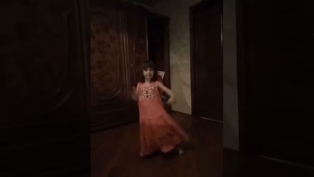 Шок！3хлетняя девочка танцует лучше взрослых） смотреть онлайн