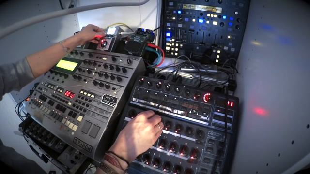 Dub Techno Noodling | RS7000 | ZOOM MS50G | BCR2000 смотреть онлайн