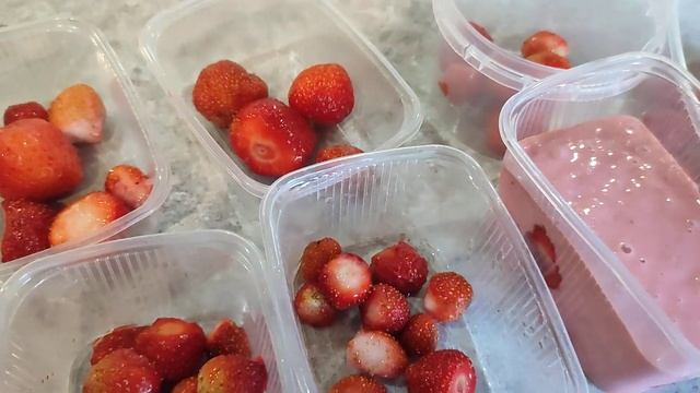 Мороженное из клубники и сгущённого молока! И как десерт на зиму! смотреть онлайн