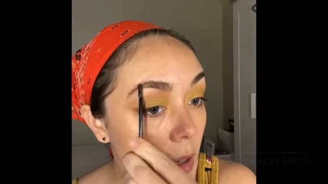 Chartreuse + Plum Makeup Look смотреть онлайн