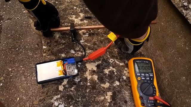Shorting out a fully charged cheap lithium jump starter. (It didn't end well.) смотреть онлайн