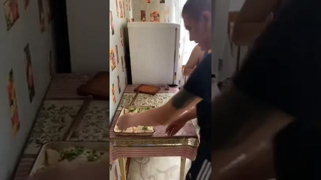 безумный паша и Иришка чики пики совместно готовят курицу с чесноком в майонезе! смотреть онлайн