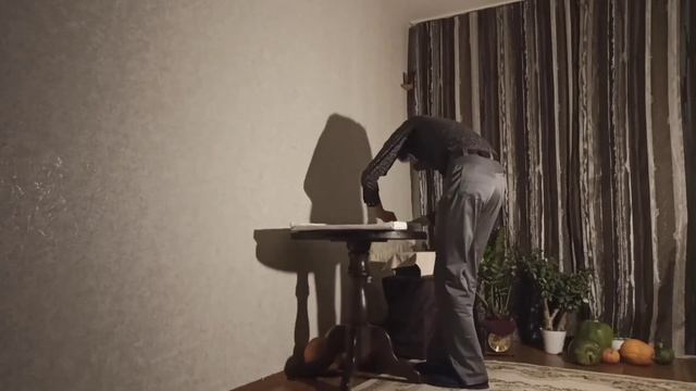 Александр Мысягин натягивает лист на планшет. смотреть онлайн