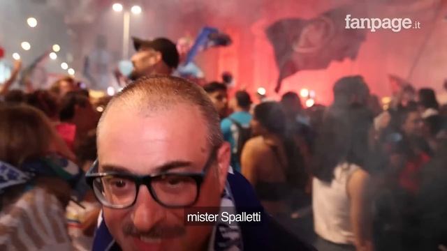 Il Napoli alza la Coppa dello Scudetto, la festa dei tifosi in piazza del Plebiscito смотреть онлайн