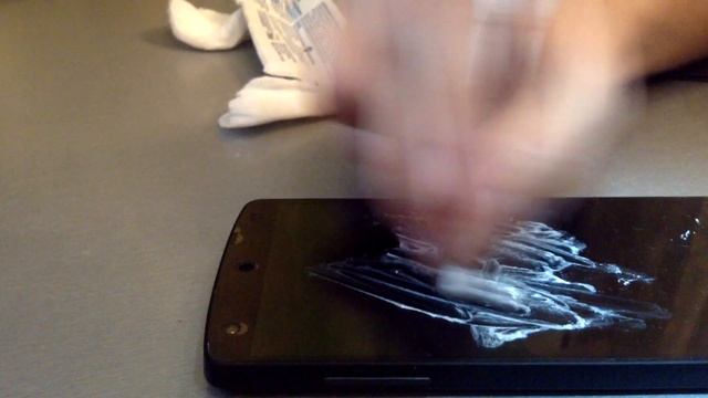 Оттирание надписи на заводской плёнке LG Google Nexus 5 смотреть онлайн