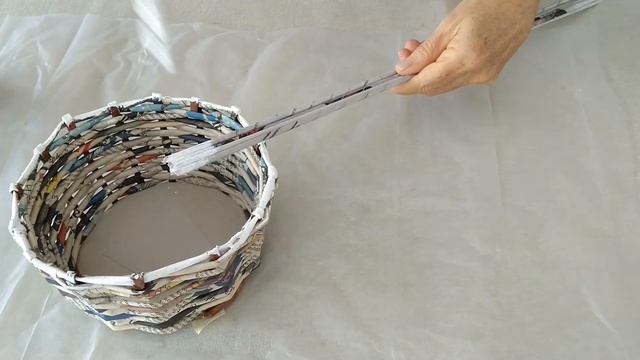 Canasta con tubos de cartón y papel periódico. DIY Easy Basket with cardboard tubes and newspaper смотреть онлайн