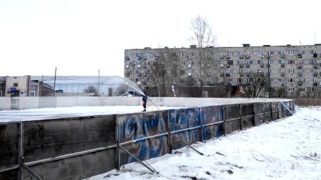 В Дубинино и Шарыпово начали готовить ледовые катки. смотреть онлайн