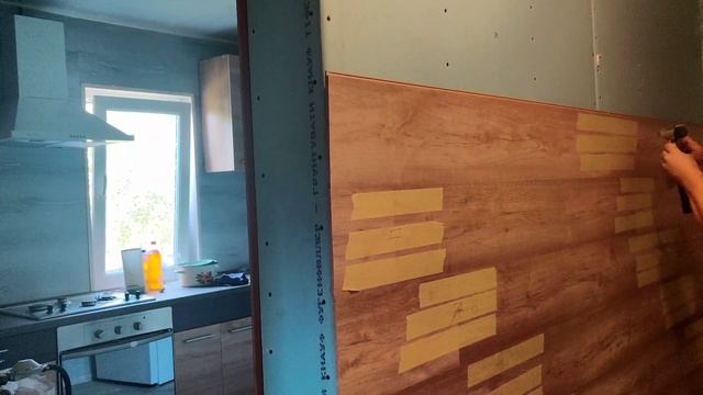 КЛЕИМ ЛАМИНАТ НА СТЕНУ И ПОТОЛОК, С ПОМОЩЬЮ КЛЕЙ ПЕНЫ TYTAN 60 секунд. смотреть онлайн