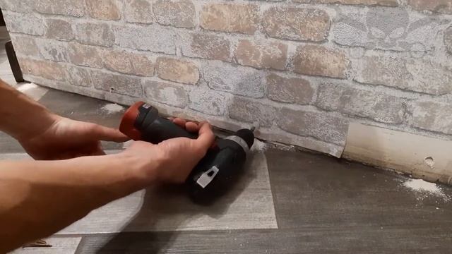 Как прикрепить деревянный плинтус к газоблоку смотреть онлайн