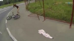 Велосипедистка зацепилась и осталась без юбки