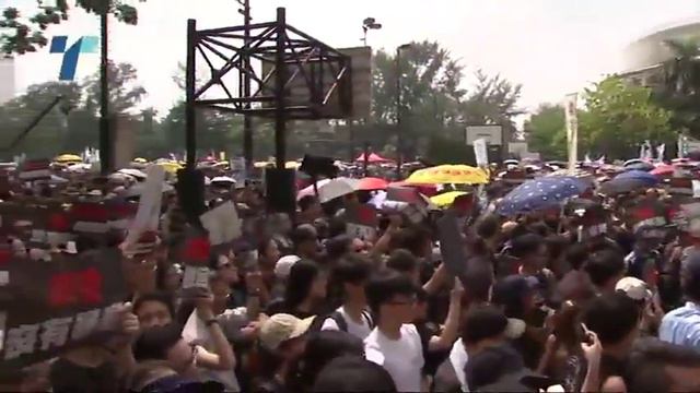 Ослободениот студентски активист Џошуа Вонг побара оставка од лидерката на Хонг Конг смотреть онлайн