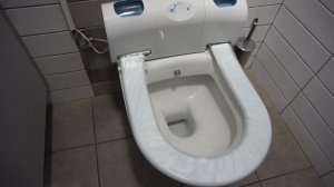 Туалет, в котором гигиеническая пленка меняется автоматически