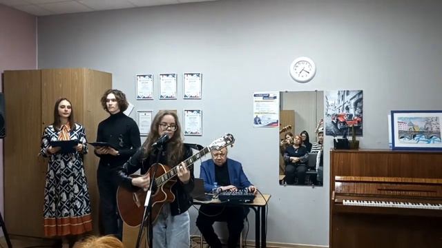 луна не знает пути - игра на гитаре+вокал Альбина... смотреть онлайн