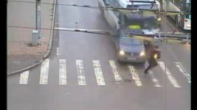 Отказали тормоза...благо, мужик быстро бегает) смотреть онлайн