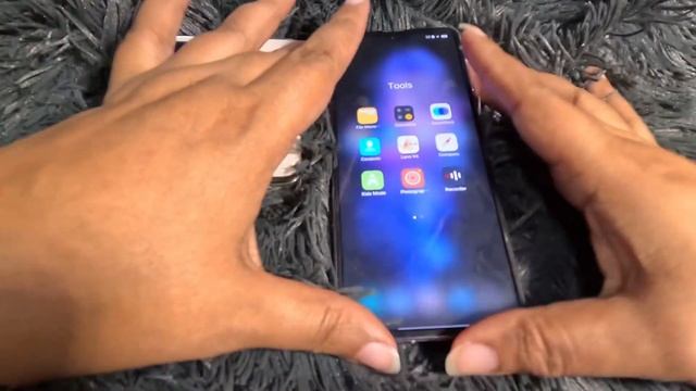 Unboxing and First Impressions of the Vivo X Flip | Folderella! смотреть онлайн